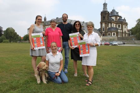 Bild: Feiern 30 Jahre Kinderrechte: Stefanie Lang (Kreisjugendamt), Marlies Wieler (Bürener Bündnis für Familie und Bildung), Roland Gladbach (Kreisjugendamt), Ulrike Kahler (Bürener Bündnis für Familie und Bildung), Anja Schwamborn (Schulsozialarbeiterin von der Jugendpflege Büren,  vorne: Maja Ostermann (Trainee Kreis Jugendamt), es fehlen: Bärbel Olfermann (Vorsitzende der Bürgerstiftung Büren), Jan Hoffmeister (Jugendpflege Büren)  Bildrechte: Kerstin Salerno vom Stadtmarketing